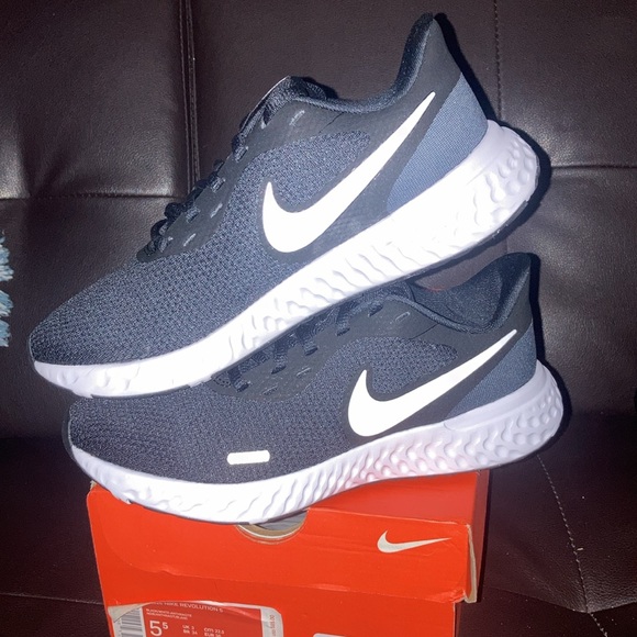 Brand new black/white women’s Nike revolution 5 - Picture 4 of 6
